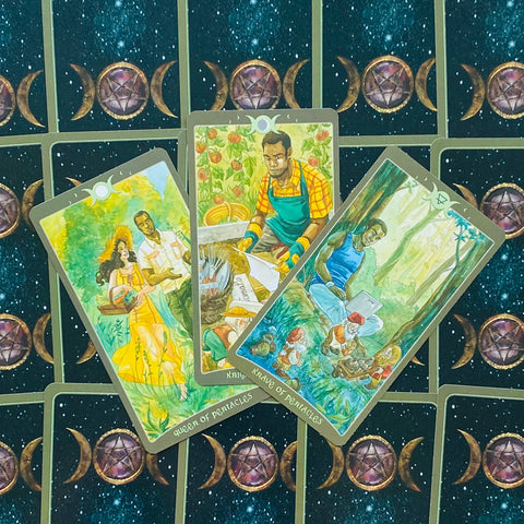 Tarot kortos trijų kortų išklotinė su ryškiomis žaliomis ir geltonomis iliustracijomis ant tamsiai mėlynos mėnulio nugarėlės fono