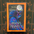Tarot kortos The Raven's Prophecy Maggie Stiefvater, oranžiniu rėmeliu ir tamsiu varno iliustracijos dėžutės priekinis vaizdas
