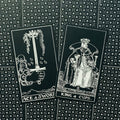 Tarot kortos juodai baltos, dvi kortos (Ace of Swords, King of Cups) išdėstytos į šoną ant žvaigždėto fono
