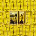 tarot kortos su ryškiomis geltonomis nugarėlėmis, centre dvi atidengtos kortos su angelų ir kovos vaizdais