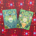 Tarot kortos su detaliomis žalių tonų iliustracijomis: vyriškas žalioji figūra su elnio motyvu (XIV) ir moteriška su avies galva (XIII)