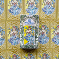 Tarot kortos Art Nouveau dėžutė centre ant aukso ornamentuoto fono, su moters atvaizdu, laikant svarstykles