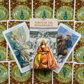 Tarot kortos Tarot of the Renaissance dėžutė centre su dviem iliustruotomis kortomis ir ornamentiniu kortelių fonu