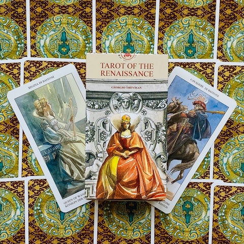 Tarot kortos Tarot of the Renaissance dėžutė centre su dviem iliustruotomis kortomis ir ornamentiniu kortelių fonu