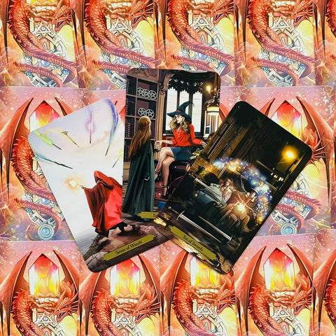 Tarot kortos rinkinys su trimis išskleistomis kortomis ant raudono-drakono užpakalinio dizaino, parodytos iš viršaus
