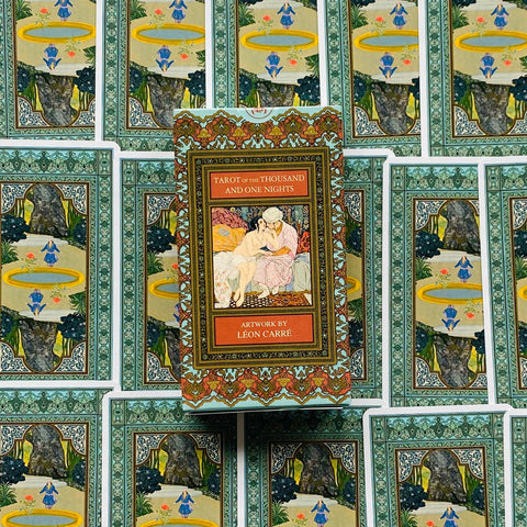 Taro kortos Tarot of the Thousand and One Nights, Léon Carré iliustracijos, žalia ornamentuota dėžutė centre ant kortų nugarėlių