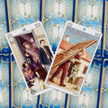 tarot kortos Rider–Waite stiliaus: 9 ir 10 Lazdų, kampu uždėtos ant mėlynos su auksiniais raktais nugarėlės, artimas flatlay