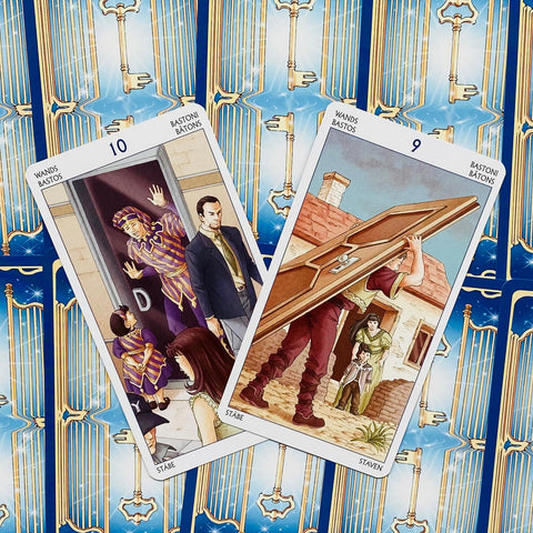 tarot kortos Rider–Waite stiliaus: 9 ir 10 Lazdų, kampu uždėtos ant mėlynos su auksiniais raktais nugarėlės, artimas flatlay