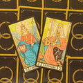 Tarot kortos klasikiniu dizainu — dvi atverstos kortos (Įpėdinė ir Papė) su auksiniu blizgesiu ir juoda nugarėle