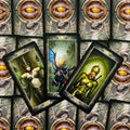 tarot kortos trys atverstos kortos su žalios ir auksinės spalvų iliustracijomis ant ornamentuotų nugarėlių