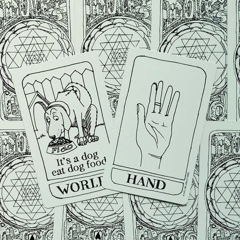 Tarot kortos su dviem atvertais "World" ir "Hand" kortomis ant juodai baltos pieštinės nugarėlės, viršaus planas
