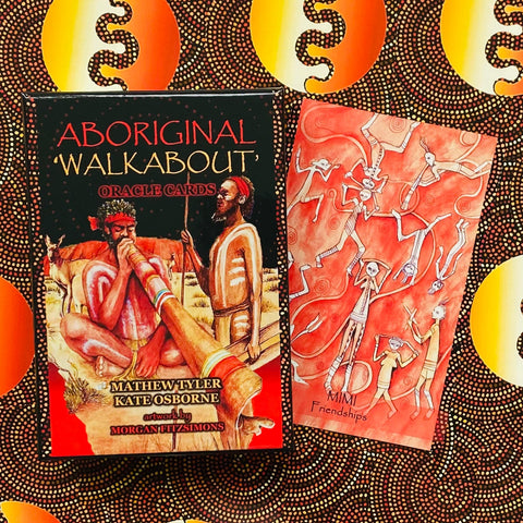 Aboriginal Walkabout kortos – raudonai juoda dėžutė ir viena atversta korta šoniniu kampu, Morgan Fitzsimons iliustracija