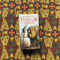 Knights Templar Tarot kortų dėžutė priekyje su liūtu ir baltai apsirengusiu riteriu, vertikaliai centre ant ornamentuoto fono