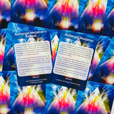Archangel Metatron kortos, ryškiai mėlyna ir vaivorykštinė danga, dvi išklotos kortos su matomu tekstu ir nugarėlėmis