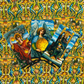 Tarot kortos — trys atverstos Pentaklių kortos su auksinėmis monetomis, faneruotos ant detalaus auksinio‑mėlyno rašto nugarėlės
