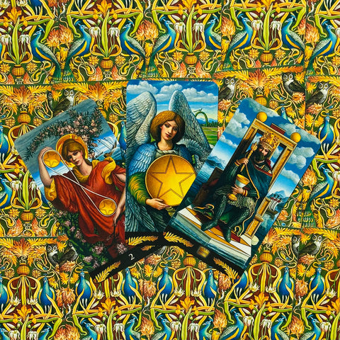 Tarot kortos — trys atverstos Pentaklių kortos su auksinėmis monetomis, faneruotos ant detalaus auksinio‑mėlyno rašto nugarėlės