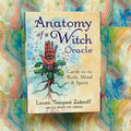 Orakulo kortos Anatomy of a Witch autorės Laura Tempest Zakroff, kreminė dėžutė su raudona ornamentuota ranka ant spalvoto fono