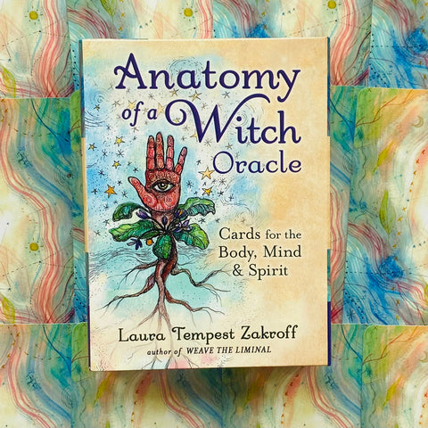 Orakulo kortos Anatomy of a Witch autorės Laura Tempest Zakroff, kreminė dėžutė su raudona ornamentuota ranka ant spalvoto fono