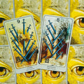 tarot kortos — priekinių kortų pora (Devyni kalavijai, Aštuoni kalavijai) su mėlynais kardais ant geltono fono