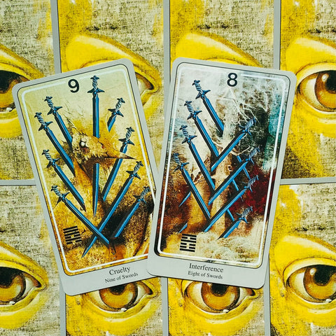 tarot kortos — priekinių kortų pora (Devyni kalavijai, Aštuoni kalavijai) su mėlynais kardais ant geltono fono