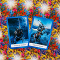 Tarot kortos mėlynais rėmais: Knight of Swords ir Knight of Wands dvejos kortos ant ryškaus gėlių fono