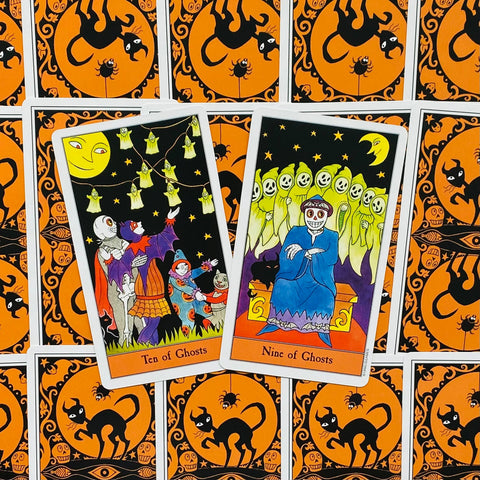 tarot kortos Halloween tematikos rinkinys su dviem atverstomis kortomis Ten of Ghosts ir Nine of Ghosts bei oranžinėmis nugarėlėmis