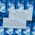 Meditacinės kortelės su „Flow Like Water“ ir „Still and Strong“ tekstais mėlyname fone, parodytos kaip dviejų variantų pavyzdys
