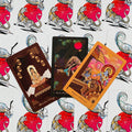 Tarot kortos trijų iliustruotų kortų rinkinys su ryškiomis Indijos mitologijos scenomis ant balto tigro fono