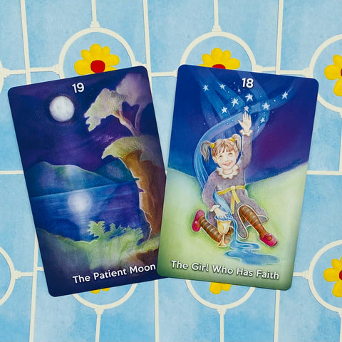 Kortos oracle dvi atverstos kortos — The Patient Moon mėlyname fone ir The Girl Who Has Faith variantas ant šviesaus rašto