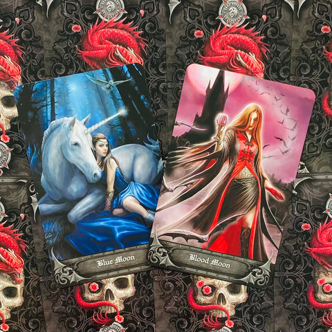 Tarot kortos Blue Moon ir Blood Moon komplektas — dvi iliustruotos kortelės: mėlyna vienaragė ir raudona vampyrė ant kaukolių fono