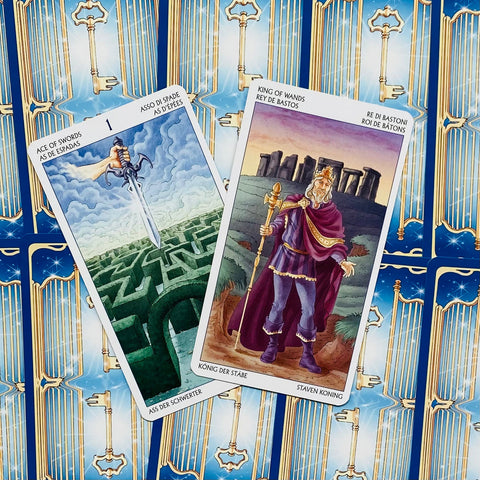 Tarot kortos, atverstos Ace of Swords ir King of Wands kortos ant mėlynos aukso rašto nugarėlės, skirtos išklotims ir interpretacijai
