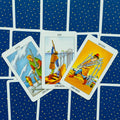 Tarot kortos Rider–Waite stiliaus, trys atverstos Kalavijų kortos (Penki, Šeši, Septyni) ant mėlyno žvaigždėto nugarėlio, centre fanuotos