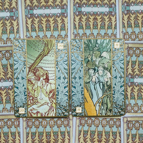 Tarot kortos Art Nouveau stiliaus, dvi kortos (19 ir 20) mėlyno‑žalsvo ornamentuotame fone, detalus piešinys