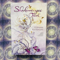 Shadowscapes Tarot kortų rinkinys su Stephanie Pui‑Mun Law iliustruota pastelinė balta–violetinė dėžute ir foninėmis kortomis