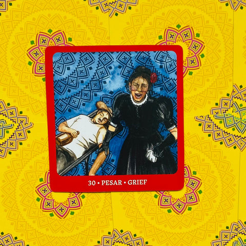 tarot korta „Grief“ (30) su raudonu rėmeliu, parodyta priekinė pusė ant geltono ornamentuoto fono
