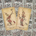 Taro kortos King ir Queen of Cups, kreminio atspalvio iliustruotos kortelės ant dekoratyvaus galinio rašto, poros išdėstymas