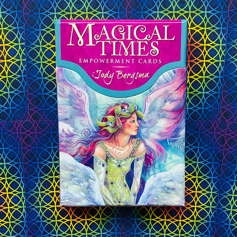 Įgalinimo kortos Magical Times – Jody Bergsma, rožinė ir turkio pakuotė su fėjos iliustracija, priekis ant spalvoto ornamentuoto fono