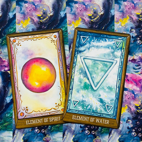 tarot kortos su dviem atvertais dizainais — geltonai rausva „Dvasios“ ir melsvai žalsva „Vandens“ kortos, pasvirusios ant kosminio fono