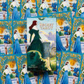Secret Tarot kortų rinkinys su Marco Nizzoli iliustracijomis, žalsvai mėlyna dėžutė centre ant išklotų aukso‑mėlynų kortų fono