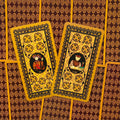 Tarot kortos su aukso ir bordo nugarėlėmis, dvi išskirtinės kortos (IX ir VIII pentaklių) parodytos iš viršaus, pabrėžiant detalius ornamentus ir skirtumą nuo kitų variantų