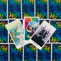 tarot kortos trys atverstos iliustruotos kortos (katinė, apkabinimas, devynios taurės) ant ryškių nugarėlių