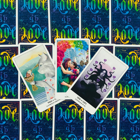 tarot kortos trys atverstos iliustruotos kortos (katinė, apkabinimas, devynios taurės) ant ryškių nugarėlių