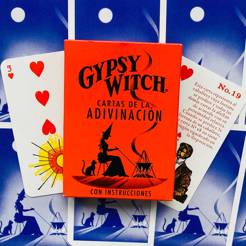 Gypsy Witch kortos raudoname dėkle su juoda raganos iliustracija, šalia atverstos kortelės su raudonomis širdimis