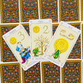 Tarot kortos Pentacles: trijų kortų rinkinys su kreminiu frontu, auksinėmis monetomis, žaliu vabzdžiu ir ornamentuota nugarėle