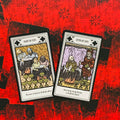 Tarot kortos atvertos dviem kortomis — Eight of Cups ir Seven of Cups, su raudonomis nugarėlėmis ir iliustruotomis viduramžių verdančios scenos detalėmis