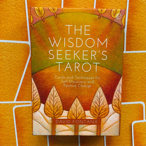 Tarot kortos The Wisdom Seeker's, autoriaus David Fontana, oranžinės dėžutės priekinis viršelis su stylizuotais medžių motyvais ir šiltu geltonu fonu