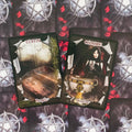Tarot kortos su dviem atvertais kortomis Coffin (Respite) ir Chalice (Receive), gotikinis dizainas ir pentagramos nugarėlė