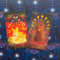 Tarot kortos – dvi atvertos kortos (Ten of Cups su oranžinėmis lapėmis, Nine of Cups su rudu šunimi) ant mėlyno žvaigždėto fono