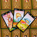 Tarot kortos — tris atverstos Pentaklių kortos (8, 9, 10) ant auksinio ir žalsvo dekoruoto kortų galo, artimas kampinis planas