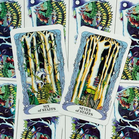 Tarot kortos, dvi atvertos „Staves“ kortos (Six ir Seven) su šviesiai mėlyna rėma, pateiktos iš viršaus gretimai